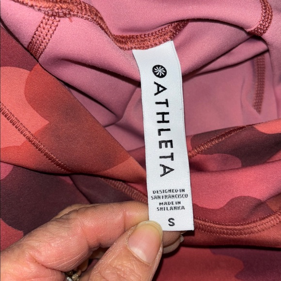 Athleta Pinnacle Women's Red Pink Camo Mantra Cropped Hoodie size small - Picture 4 of 4